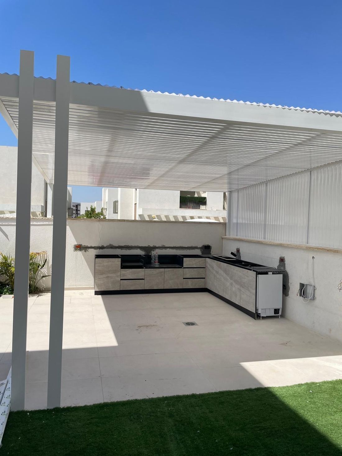 פרגולת אלומיניום ביוקלימטית מעל מטבח חיצוני, טיפול ותחזוקה