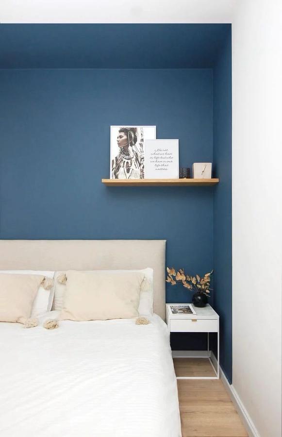 חדר שינה - קיר אקצנט כחול | bedroom blue accent wall