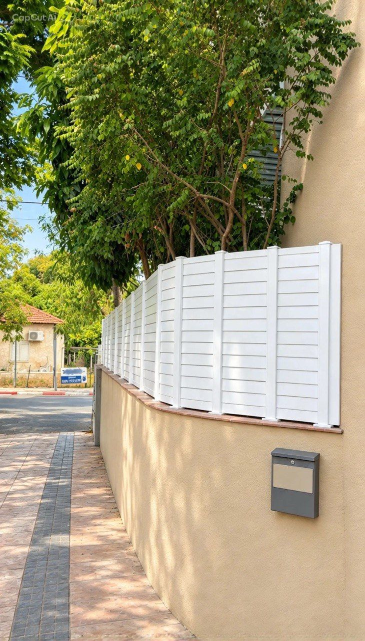 גדר אלומיניום לאורך קשת במגרש ברעננה
