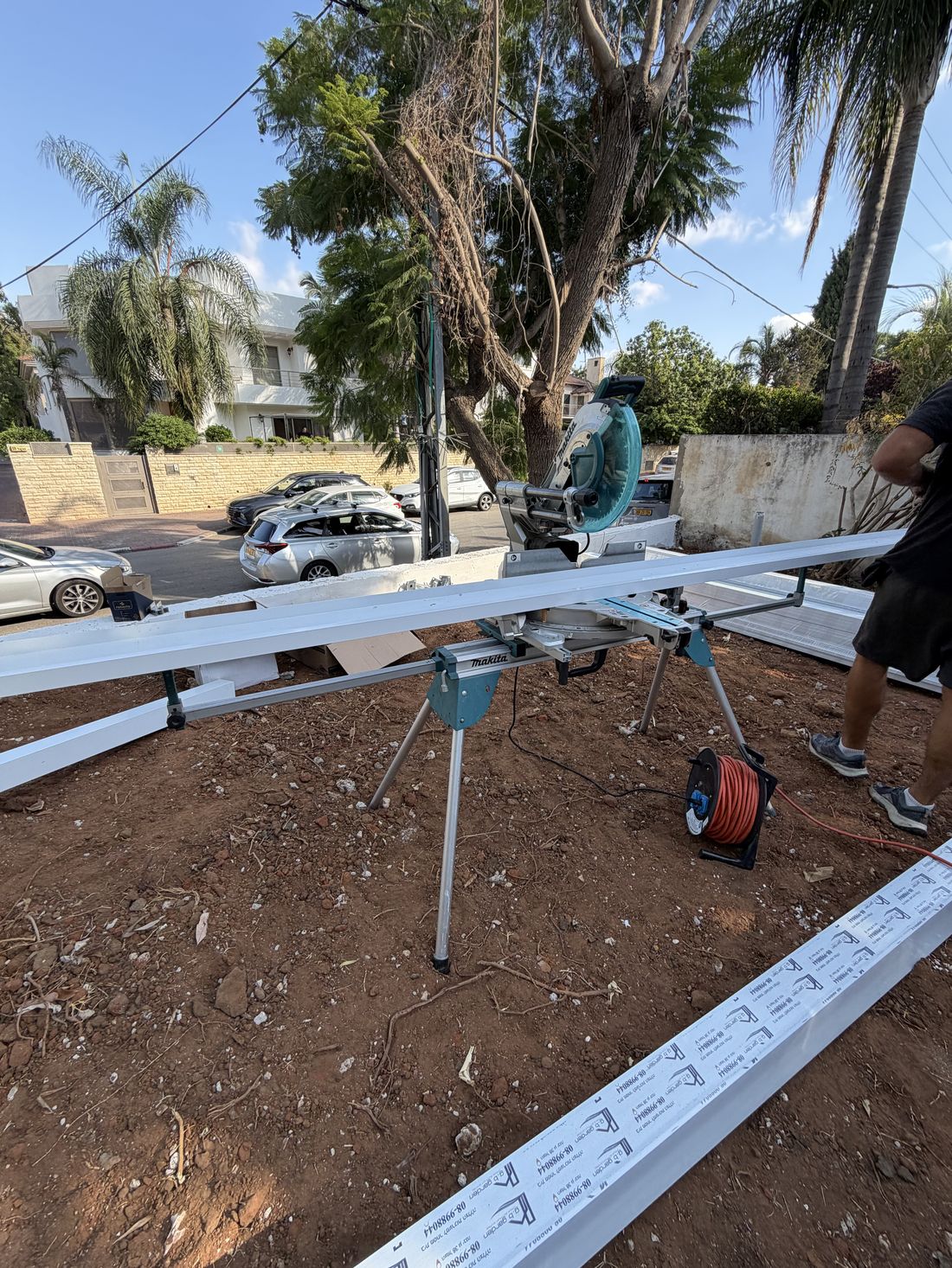 חיתוך פרופילי אלומיניום לגדר באתר ברעננה