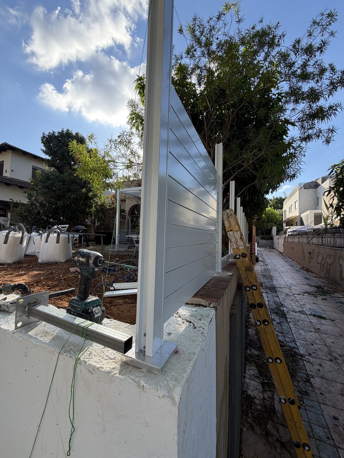 הרכבת קטע קצר של גדר אלומיניום במגרש מעוגל